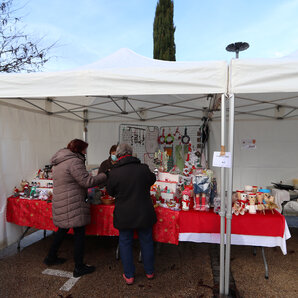 Stand du club de l'amitié, mise en vente de divers articles fait mains et à droite leur vente de crêpes