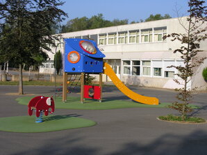 Jeux d'enfants dans la cour de récréation de l'école Jean de la Fontaine