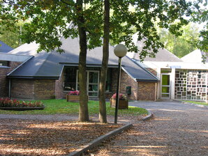 Photo de l'école Jacques Prévert au milieu des arbres