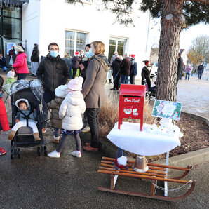 Vue générale du parvis de la mairie avec une trentaine de personne répartie, en premier plan la boite aux lettres du Père Noël