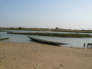 Photo d'une rivière avec une pirogue vide sur entre terre et eau