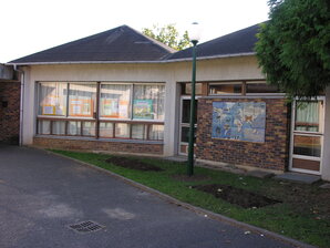 Photo donnant sur un côté vitré du bâtiment de l'école Paul Emile Victor