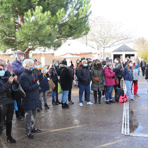 Public debout regardant une démonstration de danse country sur le parvis de la mairie