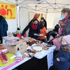 Stand du Conseil Communal enfants et jeunes vendant des pâtisseries au profit du Téléthon