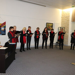 Chorale choeur de femmes chantevert entrain de chanter accompagnée d'une pianiste dans la salle du conseil en mairie