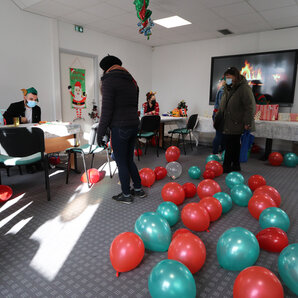 Vue générale des décorations réalisées dans la salle dédiée aux activités créatives animées par le service enfance